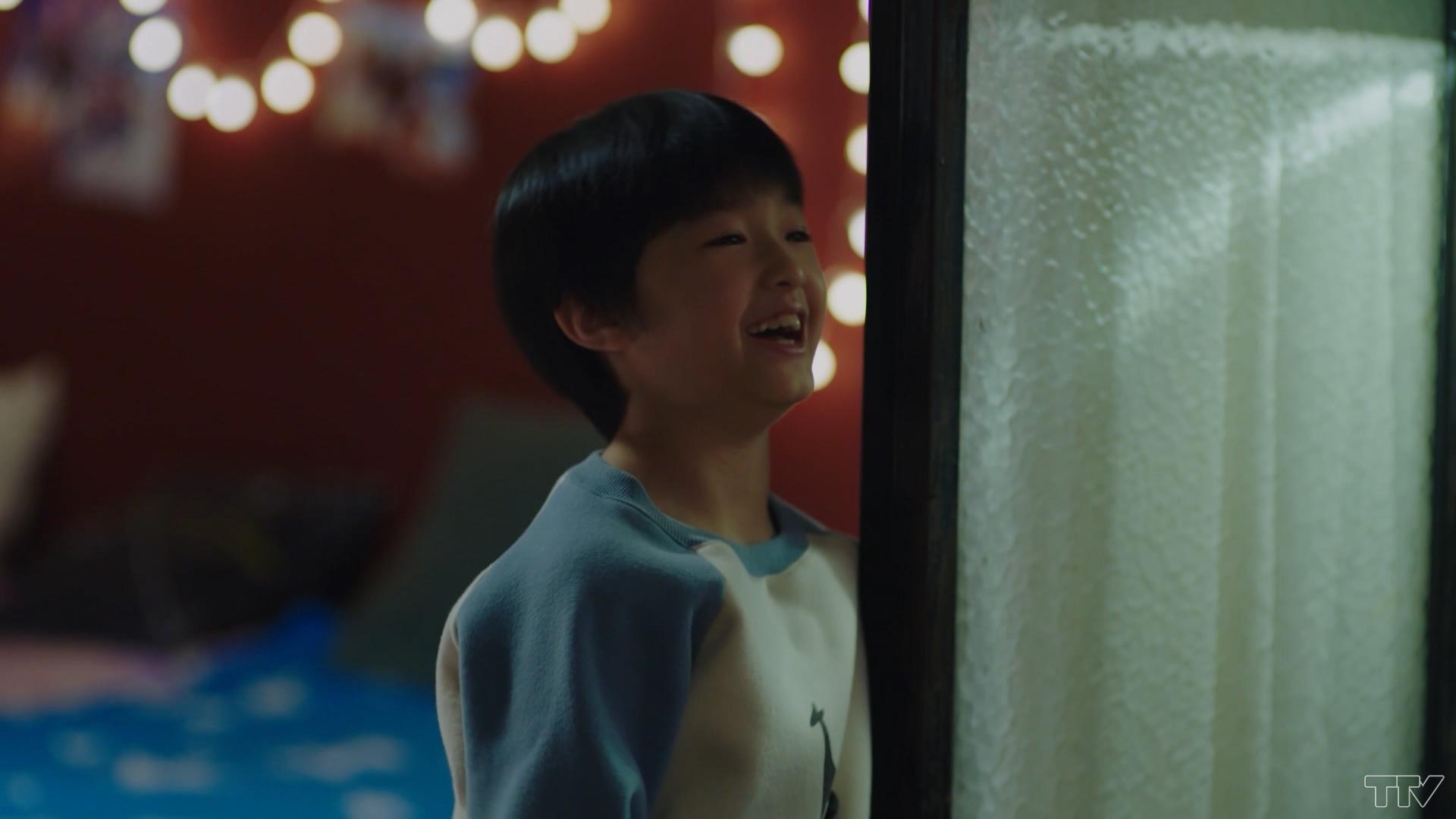 Bé Bình thích thú với đồ chơi của Hạ Hàm mua cho. Khi được mẹ cho phép mang đồ ăn vào phòng, cậu bé reo lên sung sướng.