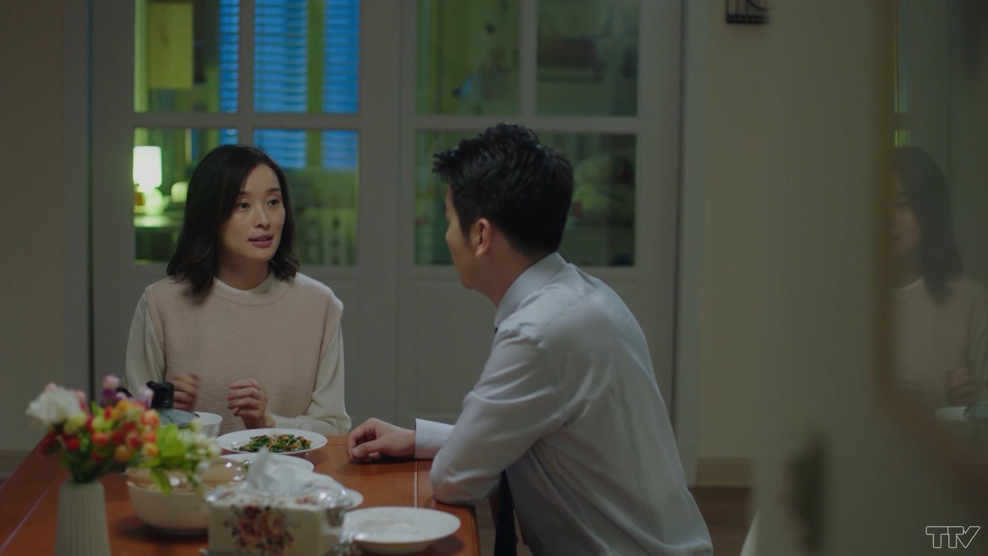Khi về đến nhà, Tuấn SInh nói với Lang Linh về cuộc gặp với La Bình. Lang Linh khen anh là một người đàn ông tốt.