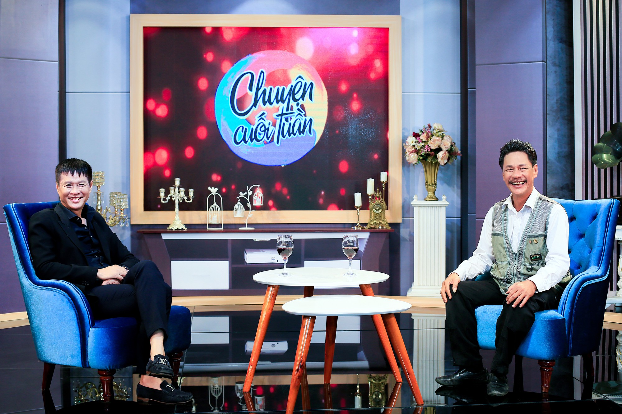 Nhiếp ảnh gia Thái Phiên và đạo diễn Lê Hoàng trò chuyện trong  &quot;Chuyện cuối tuần &quot; trên VTV9.