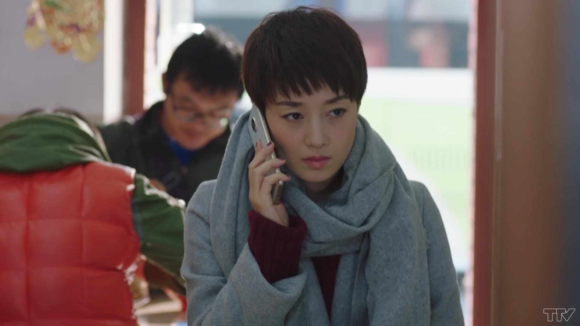 Tử Quân điện cho ông bà nội của bé Bình để qua đón con về.