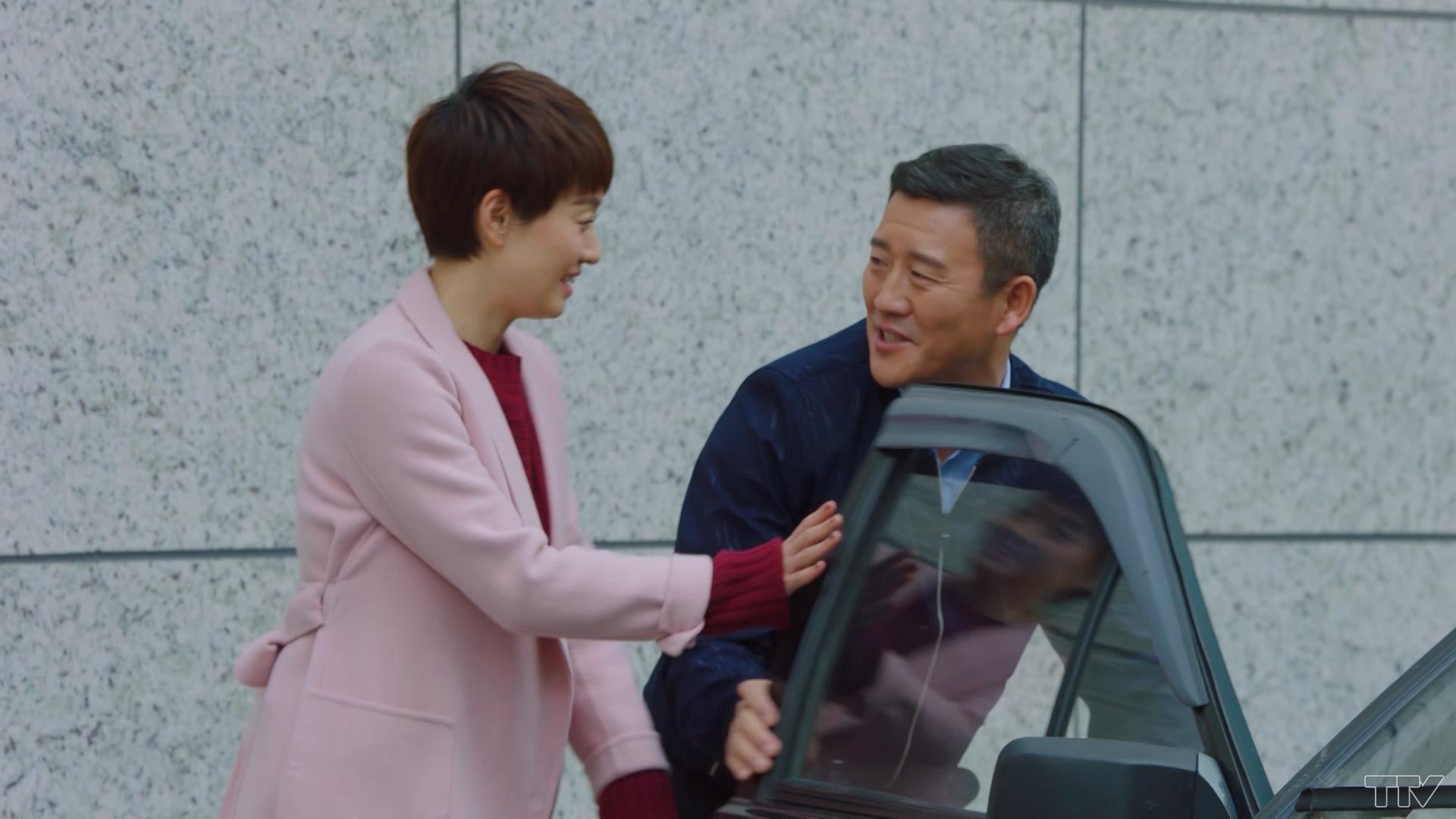 Lúc tan làm về, Tử Quân gặp anh Kim. Dù cô rất ngại phiền hà, nhưng trước sự nhiệt tình của anh nên cô đồng ý lên xe.