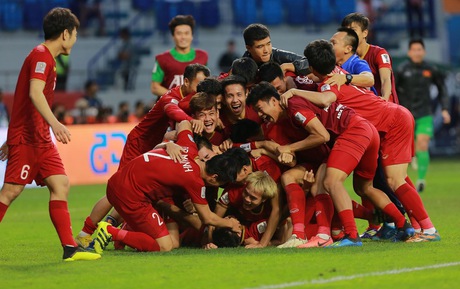 Trước đối thủ rất mạnh Jordan, nhưng đội tuyển Việt Nam đã chơi một trận đấu tuyệt vời, tạo nên rất nhiều những cảm xúc. Từ Thường Châu tuyết trắng đến UAE đầy nắng, tuyển Việt Nam đã để lại cảm xúc tuyệt vời sau loạt luân lưu thót tim, chính thức trở thành đội bóng đầu tiên ghi tên mình vào tứ kết Asian Cup 2019. Đội tuyển Việt Nam sẽ gặp đội thắng trong cặp đấu giữa Nhật Bản và Arabia Saudi.