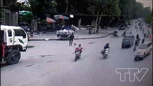 Hình ảnh cắt ra từ Camera an ninh và bản tự khai của người điều khiển xe đạp điện