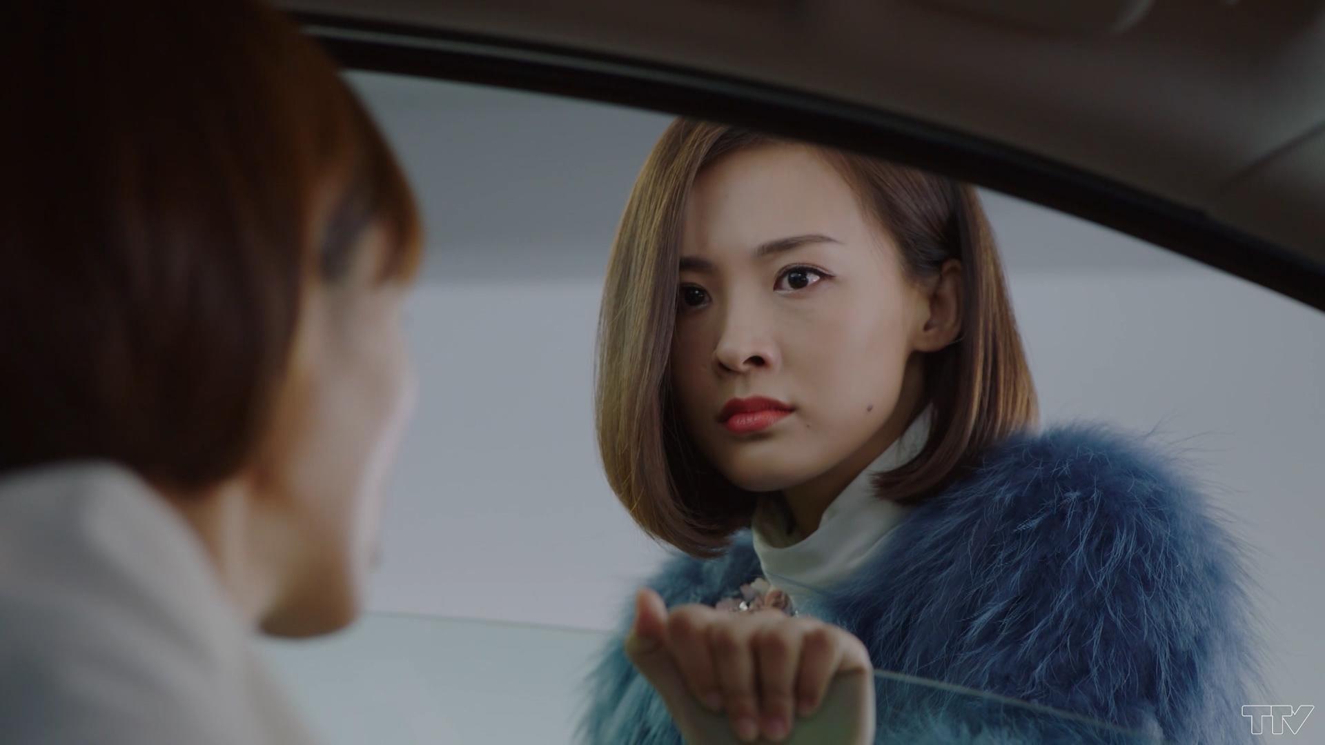 Vivian tưc giận chặn xe Đường Tinh để hỏi cho rõ chuyện tại sao lại bắt cô ta cùng đến Hồng Koong.