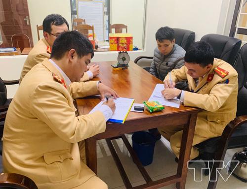 Lực lượng CSGT đang lập biên bản thu giữ số pháo và bàn giao cho Công an phường An Hoạch, TP.Thanh Hóa xử lý   