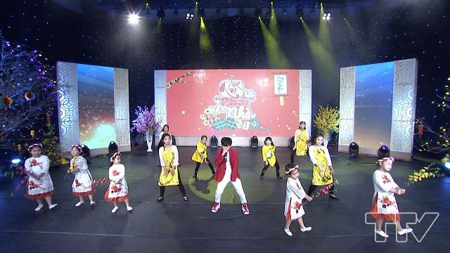 Liên khúc “Quê hương Việt Nam - Về nhà ăn tết” qua phần thể hiện của Đào Đình Anh Tuấn (Á quân cuộc thi Giọng hát Việt Nhí) và nhóm “Mặt trời hồng”.