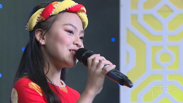 Bạn Thanh Bình (Giải nhất với năng khiếu hát cuộc thi ‘‘Sao Nhí tỏa sáng’’ lần thứ 2 năm 2018) gửi đến chương trình ca khúc “ Xuân họp mặt” .