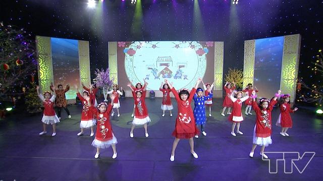 Tiết mục mở đầu chương trình của các bạn nhỏ Trường Tiểu học Phù Đổng.