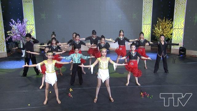 Trung Anh - Thanh Thủy (Giải nhì cuộc thi ‘‘Sao Nhí tỏa sáng’’ lần thứ 2 năm 2018 với năng khiếu khiêu vũ) và Nhóm Vũ điệu xanh đưa khán giả đến với không khí tươi vui, rộn rã qua tiết mục “Vũ điệu mùa xuân” .