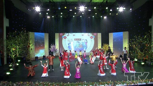 Không khí rộn ràng trên sân khấu