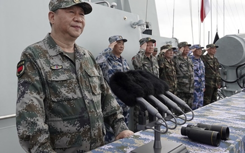 Chủ tịch Tập Cận Bình (bìa trái) và các sĩ quan quân đội Trung Quốc. Ảnh: AP.