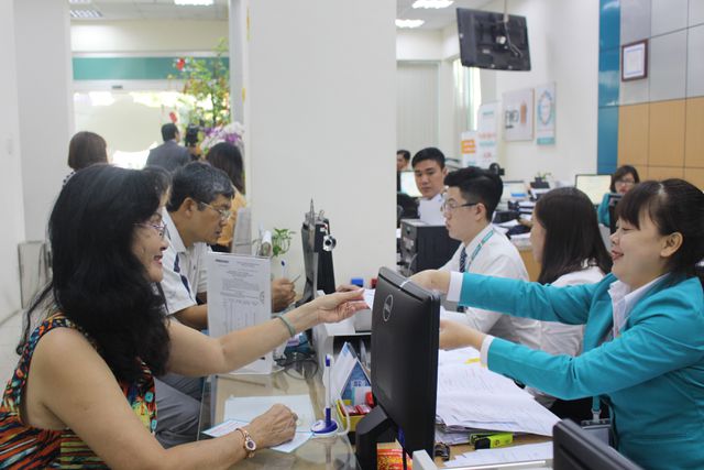 Khách hàng giao dịch tại ABBANK