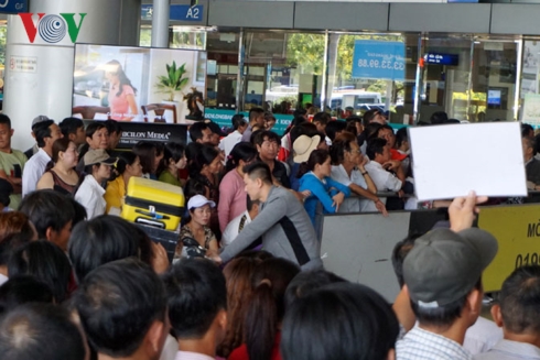 Biển người chờ người thân.