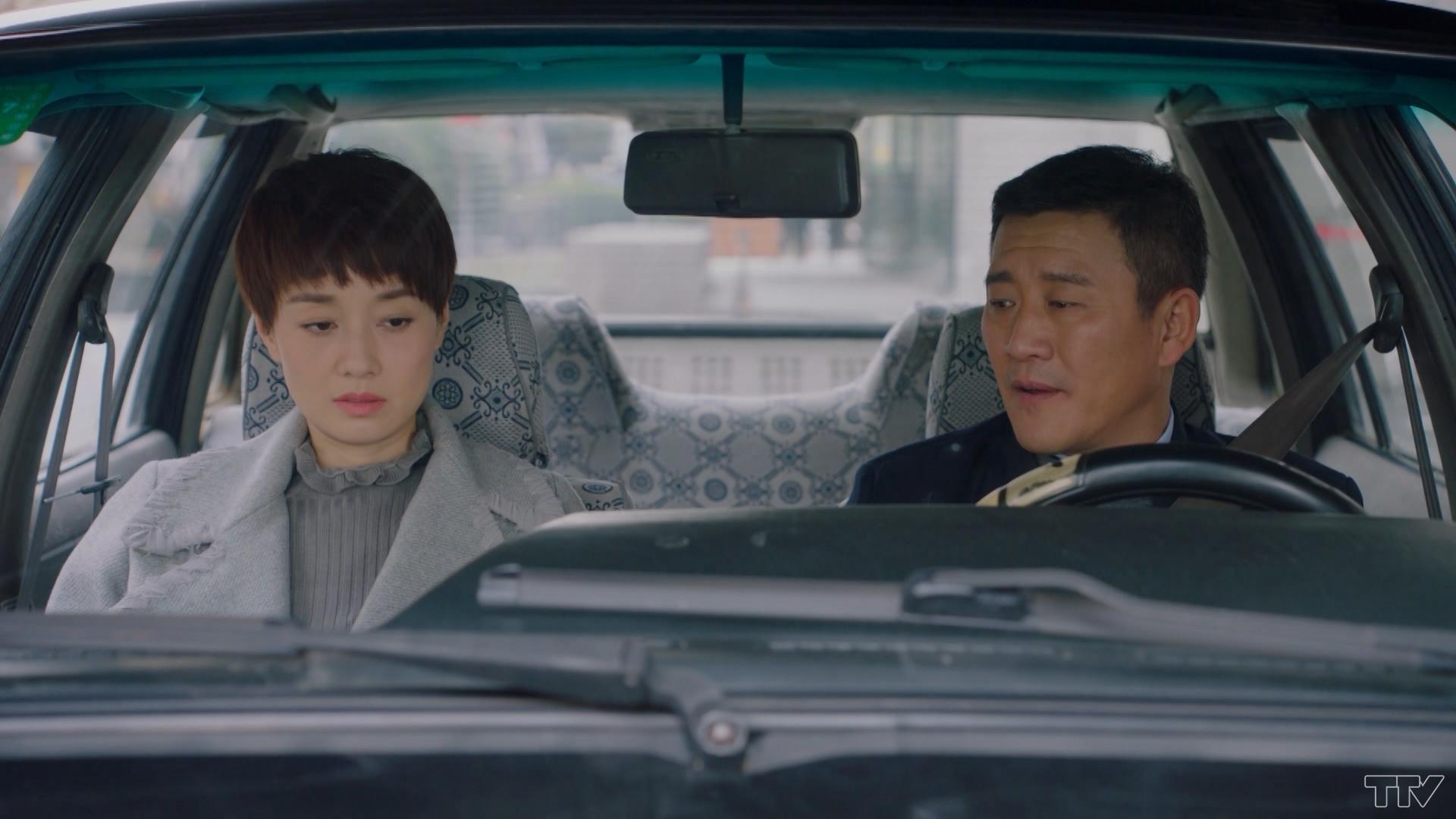 Trên xe, Tử Quân nói, từ nay anh Kim không cần phải đưa đón mẹ con cô nữa. Cô thấy hai người không hợp nhau  và không muốn làm phiền anh.