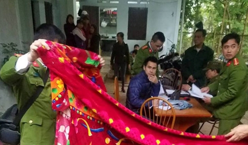 Công an khám nghiệm hiện trường vụ việc.