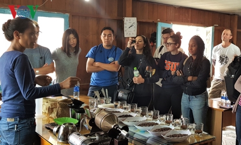 Một điểm giới thiệu sản phẩm cà phê Arabica cho khách du lịch tại buôn B’Nơr C.