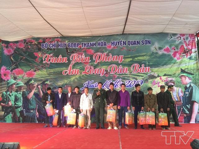 Bộ đội Biên phòng Thanh Hóa tặng quà cho các già làng trưởng bản 2 xã Na Mèo và Sơn Thủy huyện Quan Sơn