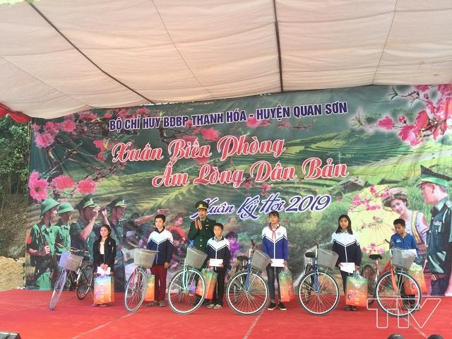 Đồn Biên phòng cửa khẩu Quốc tế Na Mèo đã tặng học bổng khuyến học và xe đạp cho 6 học sinh nghèo trong chương trình “Nâng bước em tới trường”