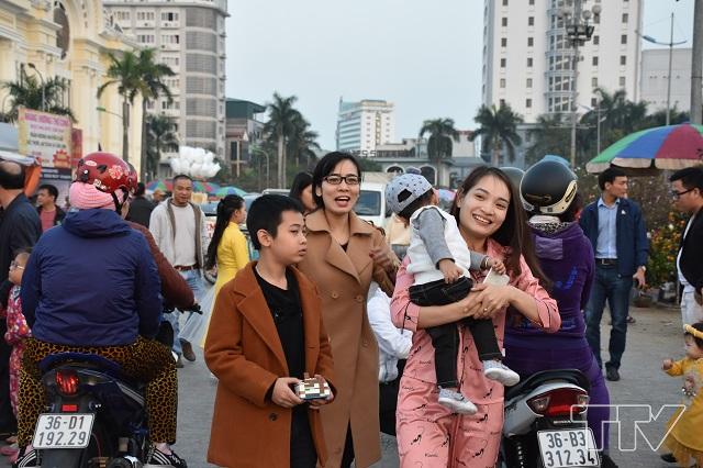 Quảng trường Lam Sơn, thành phố Thanh Hóa là nơi thu hút rất đông người dân tới tham quan