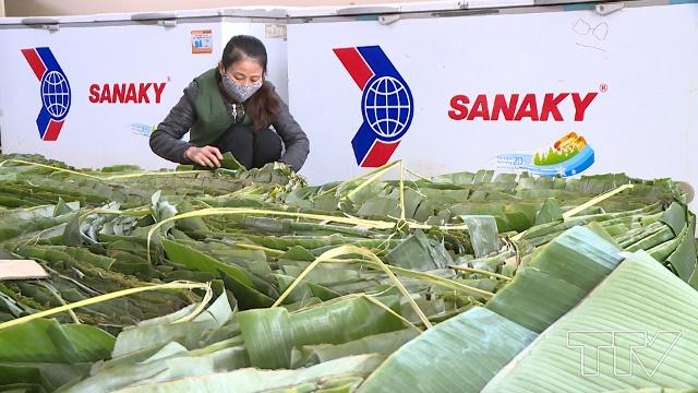 Lá chuối được chọn gói nem phải là lá bánh tẻ, còn nguyên tàu và tươi xanh.