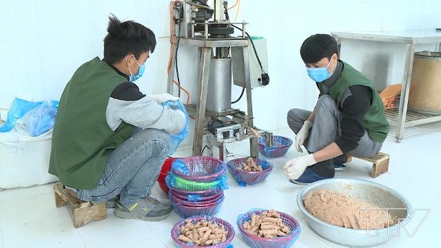 Thành phẩm sau khi đã trộn các gia vị, thịt nạc và bì lại với nhau.