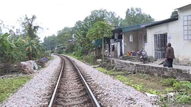 bên đường sắt này, cuộc sống, sinh hoạt của những hộ dân nơi đây luôn trong tình trạng mất an toàn. 