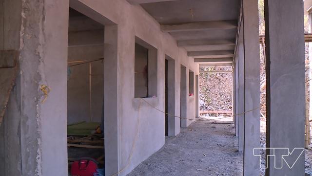 Đến thời điểm này, 2 dãy nhà hai tầng gồm 14 phòng học, phòng chức năng đã xong phần xây thô, đang tiến hành các bước hoàn thiện.