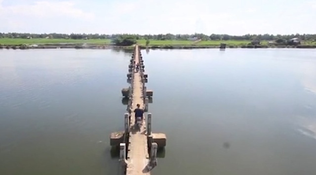 Cầu Máng bắc qua sông Trường Giang nối liền hai xã Tam Xuân 2 và Tam Tiến