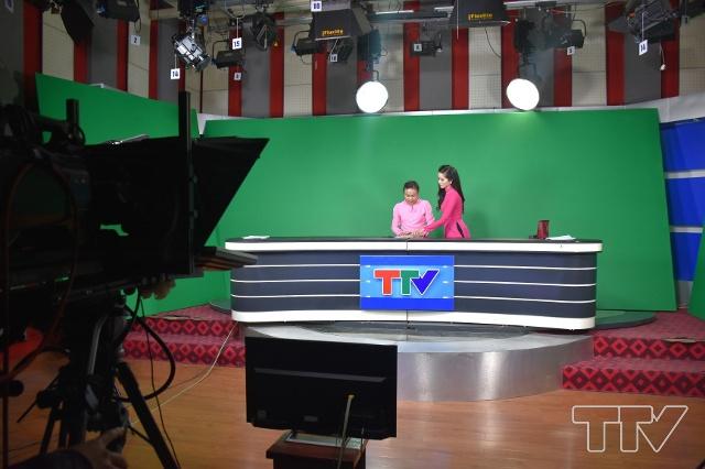 Các phóng viên và biên tập viên Đài TH Hủa Phăn đã thử làm người dẫn chương trình và làm quen với các trang thiết bị hiện đại của phòng thu hình Đài PTTH Thanh Hóa
