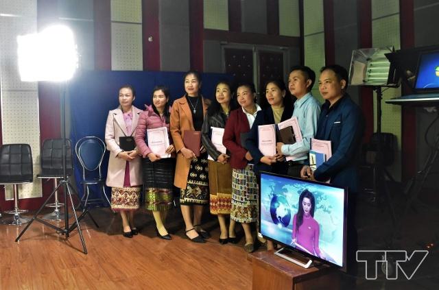 Các phóng viên và biên tập viên đến từ tỉnh Hủa Phăn, Lào đến tham quan một phòng thu hình của Đài PT TH Thanh Hóa