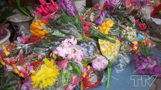 Giá mỗi cành hoa rất đa dạng, hoa bằng nhựa hoặc vải có giá từ 40 đến 80 nghìn một cành, nhưng hoa giả được làm bằng cao su có giá khá cao từ 180 nghìn đến 500 nghìn một cành.