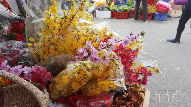 Khách mua hàng có thể chọn những cành hoa đặc trưng ngày Tết như hoa đào, hoa mai, hoa lan... với giá từ 15.000 đồng/cành.