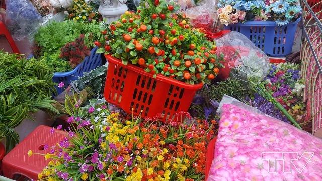 ​Cành hoa nhí, lá trang trí dùng để cắm xen có giá bán từ 20 đến 40 nghìn 1 cành.