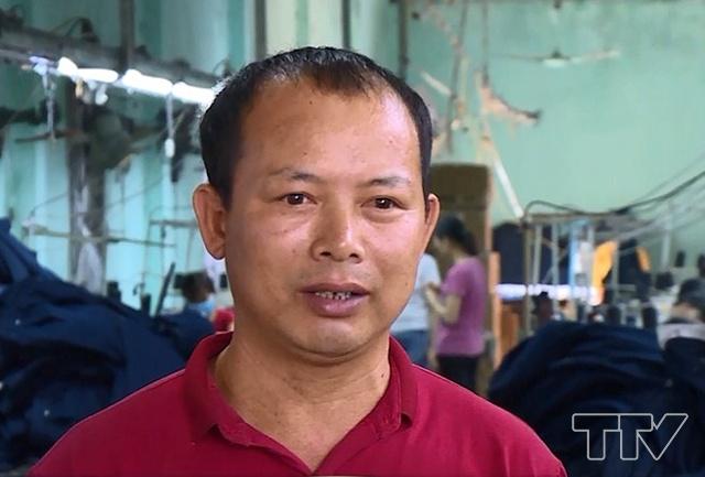 Ông Trần Văn Huyên, Giám đốc công ty may xuất khẩu Linh Nga, huyện Quảng Xương: Mình phải thuê đất để mở rộng sản xuất thì mới nâng cao hiệu quả nhưng mà tiếp cận với ưu đãi đấy thì chưa tiếp cận được, hồ sơ làm đưa lên huyện 1, 2 tháng rồi nhưng chưa thấy tín hiệu gì cả.