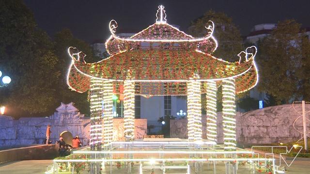 Khu vực tượng đài Lý Thái Tổ cũng được chiếu sáng bằng hàng nghìn ngọn đèn