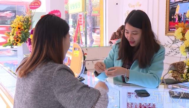 B&agrave; Trần Thị Thu Hiền (Ph&oacute; Gi&aacute;m đốc doanh nghiệp tư nh&acirc;n v&agrave;ng bạc S&aacute;nh Ghi, huyện Thiệu H&oacute;a) cho biết:  "Doanh nghiệp mới th&agrave;nh lập gặp nhiều kh&oacute; khăn trong hạch to&aacute;n ghi sổ s&aacute;ch theo d&otilde;i doanh thu cũng phải ch&iacute;nh x&aacute;c hơn trước đ&acirc;y hoặc tăng th&ecirc;m chi ph&iacute; như thu&ecirc; kế to&aacute;n, c&aacute;c chi ph&iacute; chữ k&yacute; điện tử v&agrave; nhiều chi ph&iacute; kh&aacute;c nữa so với m&ocirc; h&igrave;nh cũ "