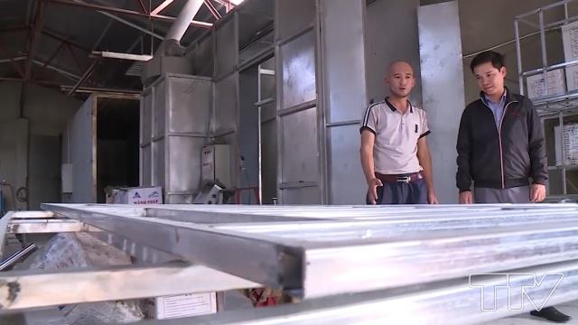  &Ocirc;ng L&ecirc; Khắc T&acirc;n (Gi&aacute;m đốc c&ocirc;ng ty TNHH sản xuất thương mại cơ kh&iacute; Ho&agrave;ng T&acirc;n) cho biết:  "T&ocirc;i th&agrave;nh lập doanh nghiệp từ 31/10/2018, l&uacute;c đầu kế to&aacute;n chưa l&agrave;m được phải thu&ecirc;, rồi khi th&agrave;nh lập doanh nghiệp, thuế, ph&ograve;ng ch&aacute;y, m&ocirc;i trường, thị trường khi m&agrave; m&igrave;nh th&agrave;nh lập c&aacute;c đơn vị n&agrave;y xuống hỏi thăm, cũng mong rằng c&aacute;c cơ quan đấy tạo điều kiện "