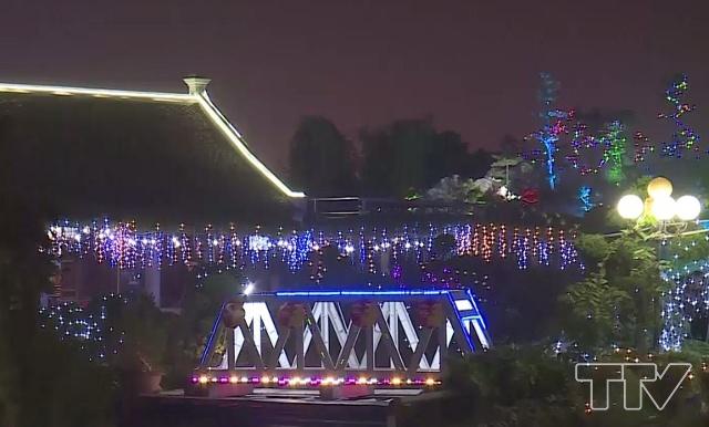 ​hay cầu Hàm Rồng của tỉnh Thanh Hóa được làm từ vỏ chai bia, xốp, sợi thủy tinh xen lẫn ánh sáng rực rỡ bởi hệ thống đèn led -  là những công trình nghệ thuật độc đáo tại chương trình “ Đêm hội ánh sáng”. 