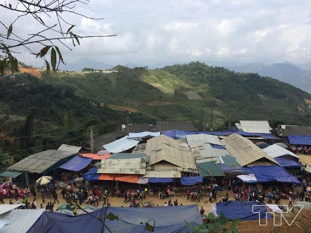 Chợ phiên Nhi Sơn, huyện Mường Lát nhìn từ trên cao.