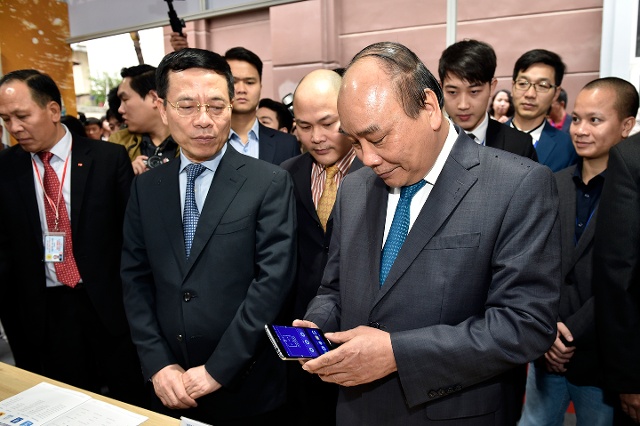 Thủ tướng thăm giam triển lãm điện thoại thông minh của Vingroup. Ảnh: VGP/Nhật Bắc