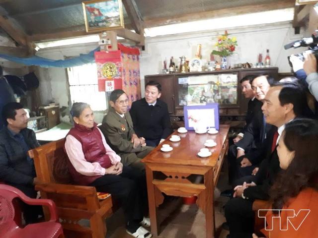 Đồng chí Đỗ Trọng Hưng, Phó Bí thư thường trực Tỉnh ủy thăm và chúc tết bà con huyện Cẩm Thủy