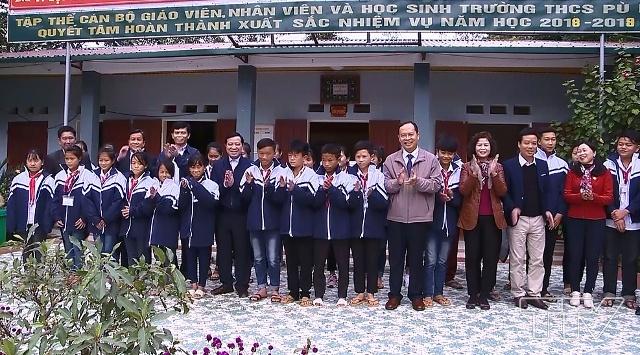 Đồng chí Bí thư Tỉnh uỷ Trịnh Văn Chiến và đoàn công tác cũng đến thăm điểm trường bản Poọng, xã Tam Chung và tặng quà cho các em học sinh 