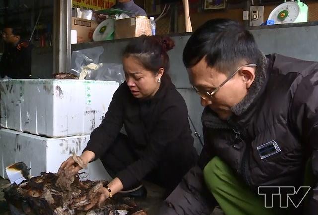 chị Nguyễn Lan Hương chủ ki ốt số 41; 42 chợ đầu mối rau- quả- thực phẩm Đông Hương, thành phố Thanh Hóa đang cố gắng tìm kiếm chút hàng hóa còn sót lại sau vụ cháy