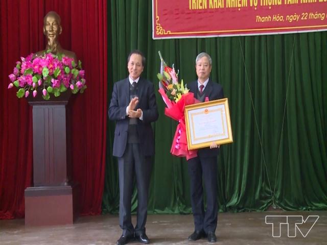 Phó Chủ tịch Thường trực UBND tỉnh Nguyễn Đức Quyền đã trao Huân chương lao động hạng 3 cho ông Nguyễn Minh Châu, Phó Giám đốc Sở Tài nguyên và Môi trường