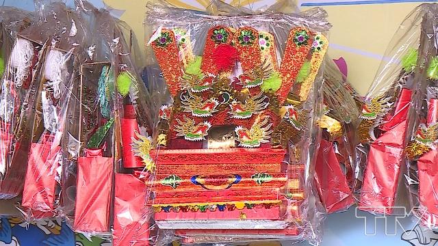 Cứ đến ngày 23 tháng chạp hàng năm, ông Công, ông Táo lại được  "thay áo mới ".