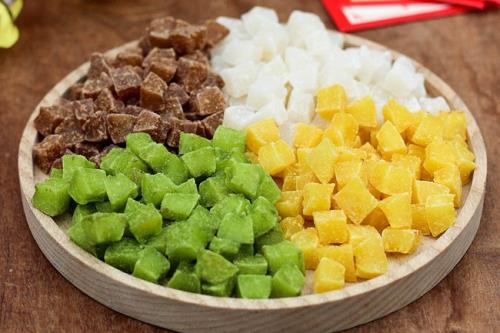 Mứt dừa viên được biến tấu hơn, trong đó dừa được ngâm bằng màu của tự nhiên. Ảnh Internet