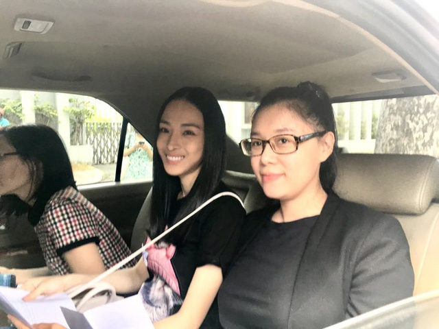 Trương Hồ Phương Nga và Nguyễn Đức Thùy Dung sau khi từ CQĐT ra sáng 1-2 - Ảnh: Tự Trung
