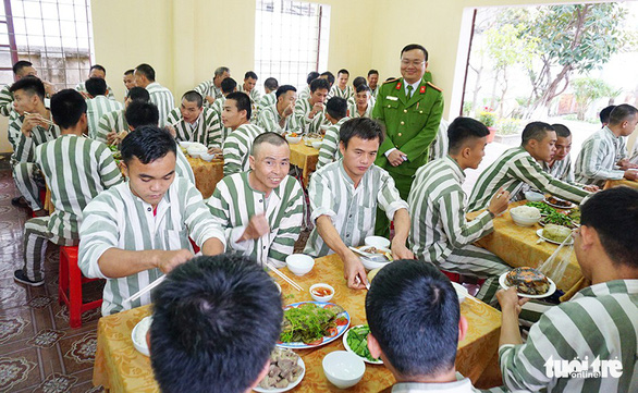 Năm nay, trại tạm giam Công an tỉnh Nghệ An tổ chức bữa cơm tất niên cho hơn 120 phạm nhân đang chấp hành án - Ảnh: D.HÒA