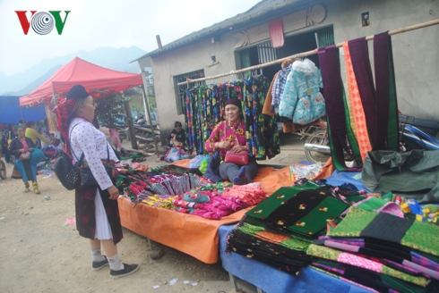 C&aacute;c mặt h&agrave;ng thổ cẩm tại chợ.