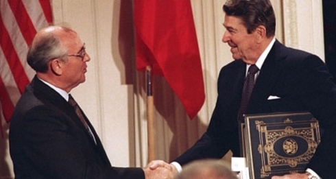 Tổng thống Mỹ Reagan bắt tay Nhà lãnh đạo Liên Xô Gorbachev ngay sau khi ký Hiệp ước INF năm 1987 (Ảnh: AP)